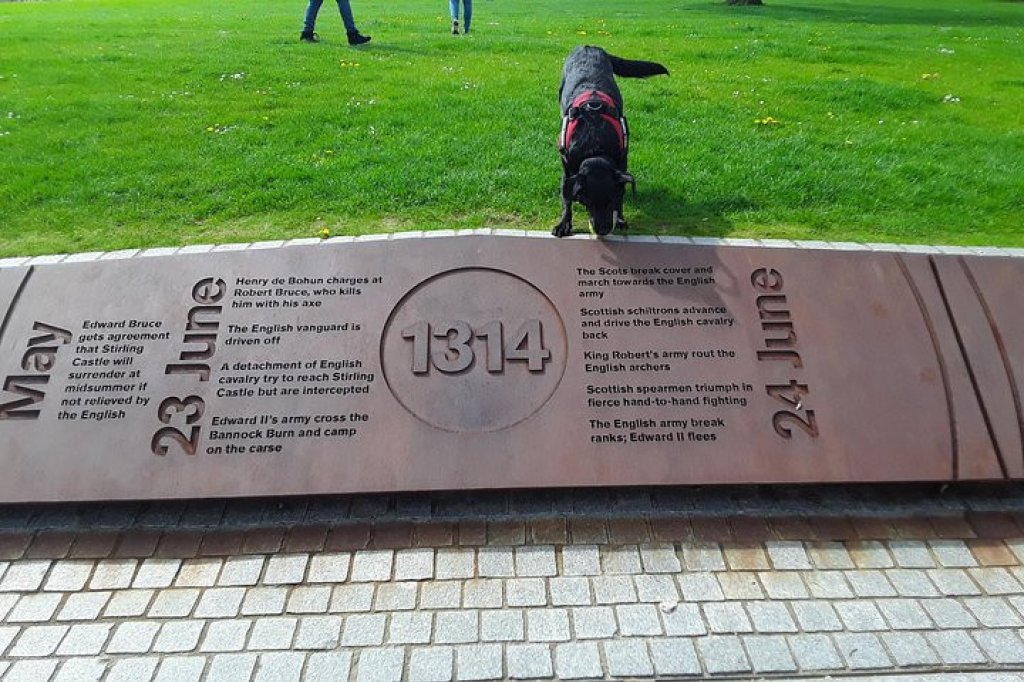 A metal memorial marker showing the historic events surrounding the battle of Bannockburn in 1314.