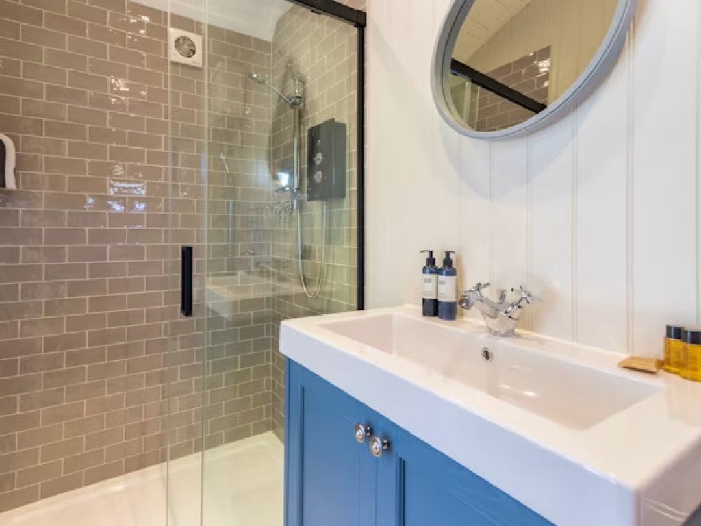 Luxury bathroom space at Bankhead Shepherds Hut.